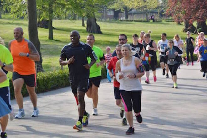 Lots of people running in Raphael's Park.